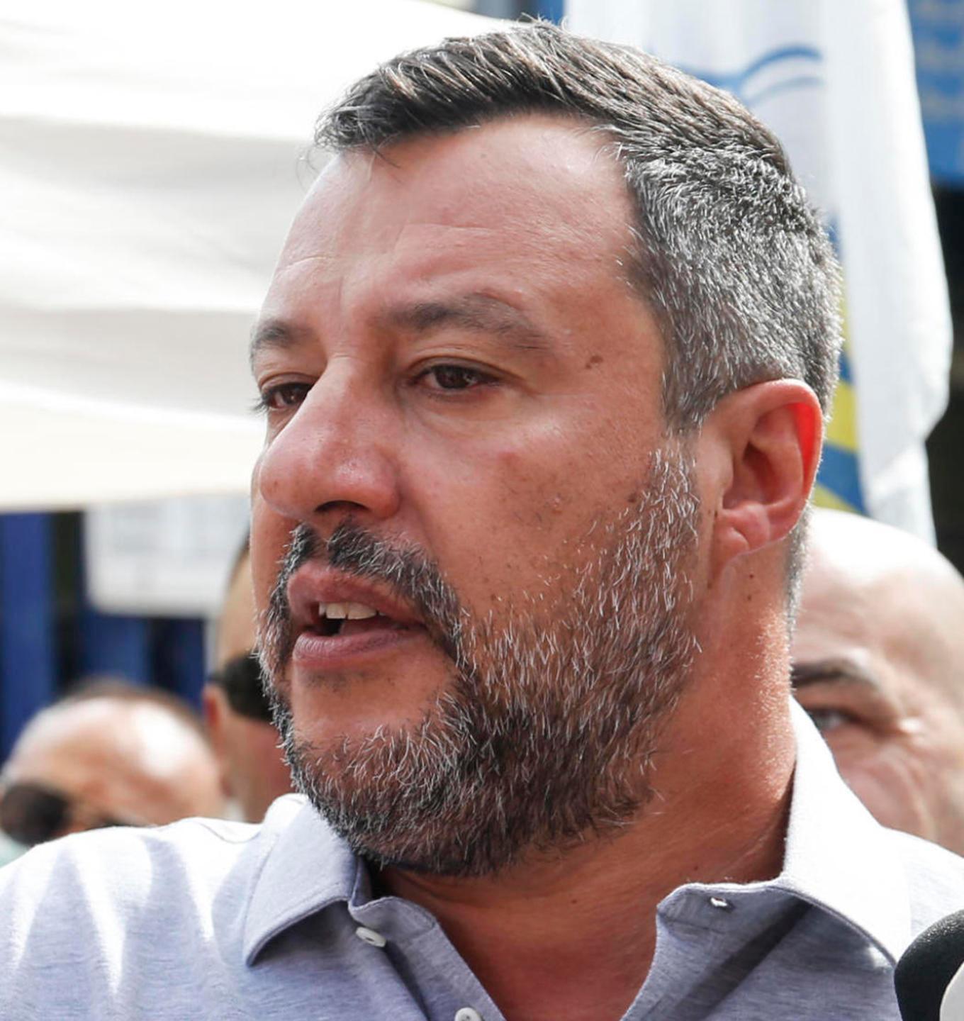Raccolta firme con Salvini