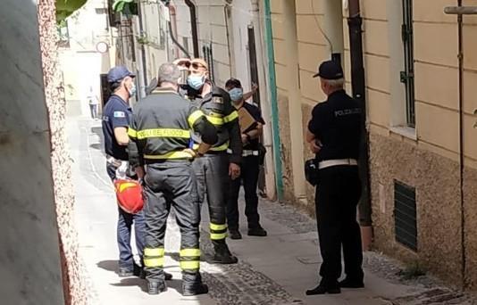 Crolla il solaio, salvi per miracolo 