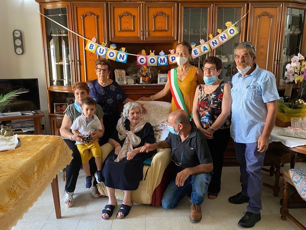 Tzia Mariuccia con i familiari e la sindaca di Assemini