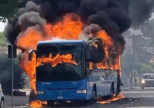Incendi e guasti: autobus da cambiare. Tper: entro il 2023 pronti 80 mezzi nuovi 
