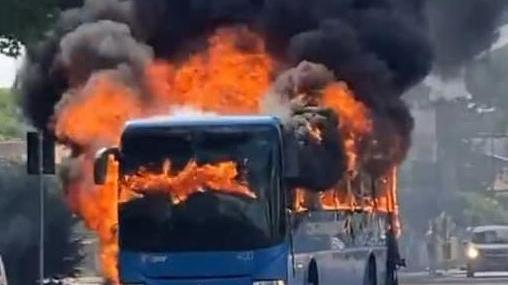 Incendi e guasti: autobus da cambiare. Tper: entro il 2023 pronti 80 mezzi nuovi
