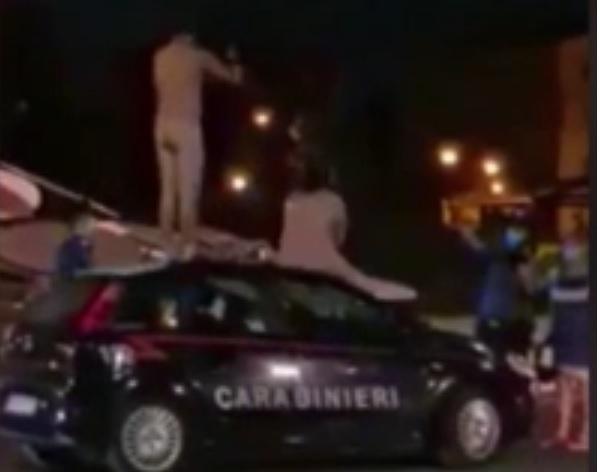 Due tedeschi girano nudi per Fiorano, arrivano i carabinieri: salgono sopra l'auto della pattuglia. Arrestati 