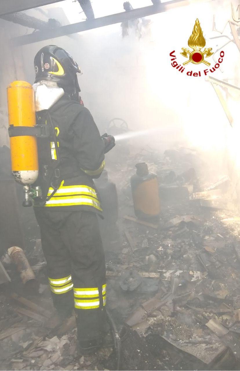 Paura a Sindia: esplode una bombola di gas in una casa, semi distrutto il soggiorno