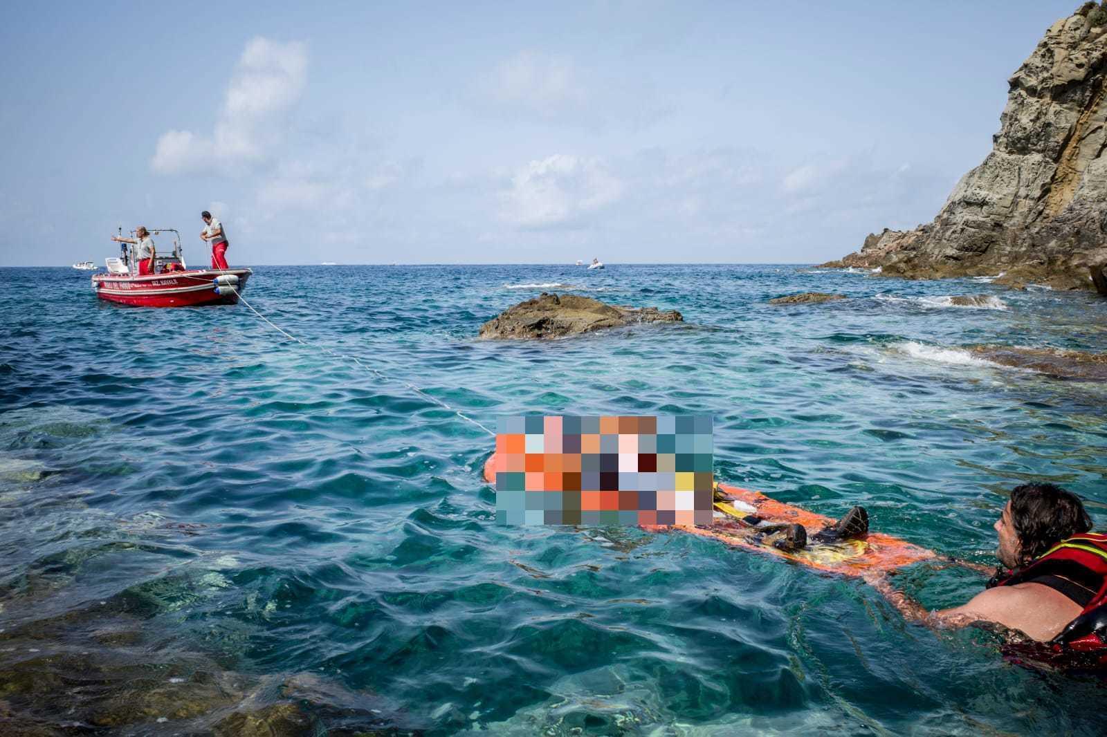 Il trasporto con la barella in mare (foto Daniele Stefanini/Silvi)