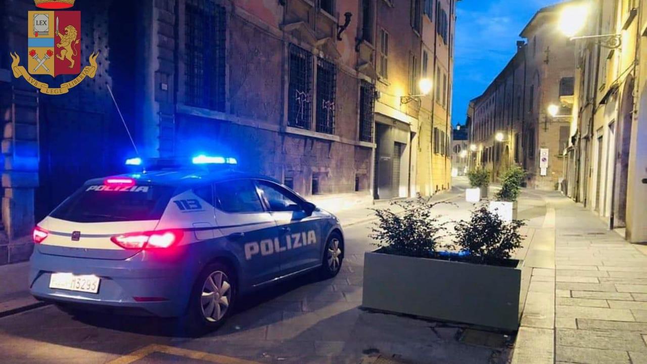 Reggio Emilia, prende a calci i poliziotti: denunciato