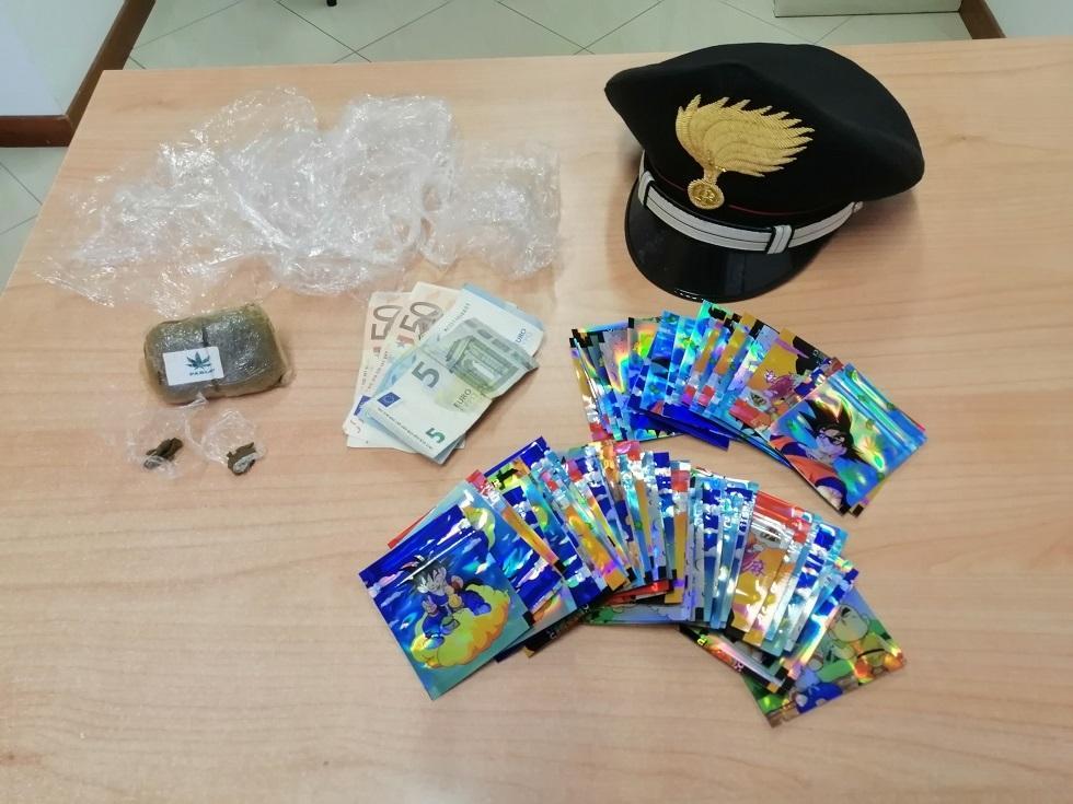 La droga, le figurine e i contanti sequestrati dai carabinieri