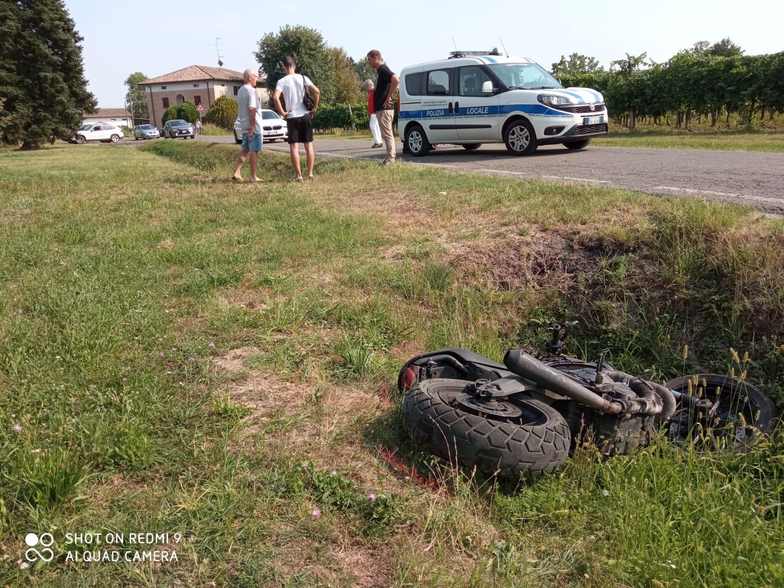 L'incidente di Campagnola, in primo piano la moto nel fosso