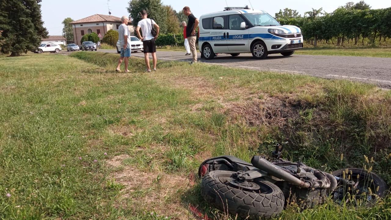 L'incidente di Campagnola, in primo piano la moto nel fosso