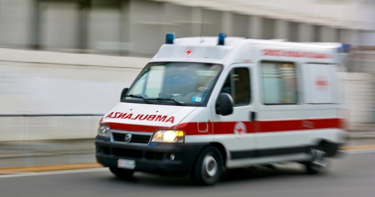 Trovano un uomo nudo al cancello di casa 