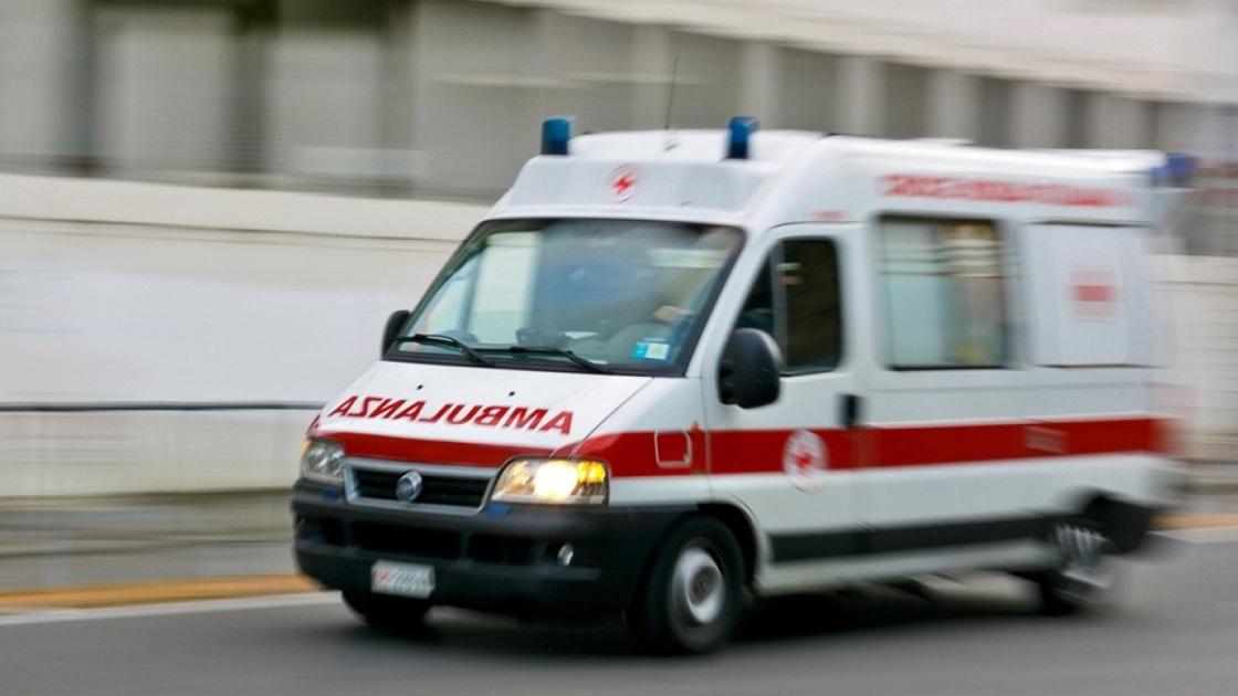 Trovano un uomo nudo al cancello di casa