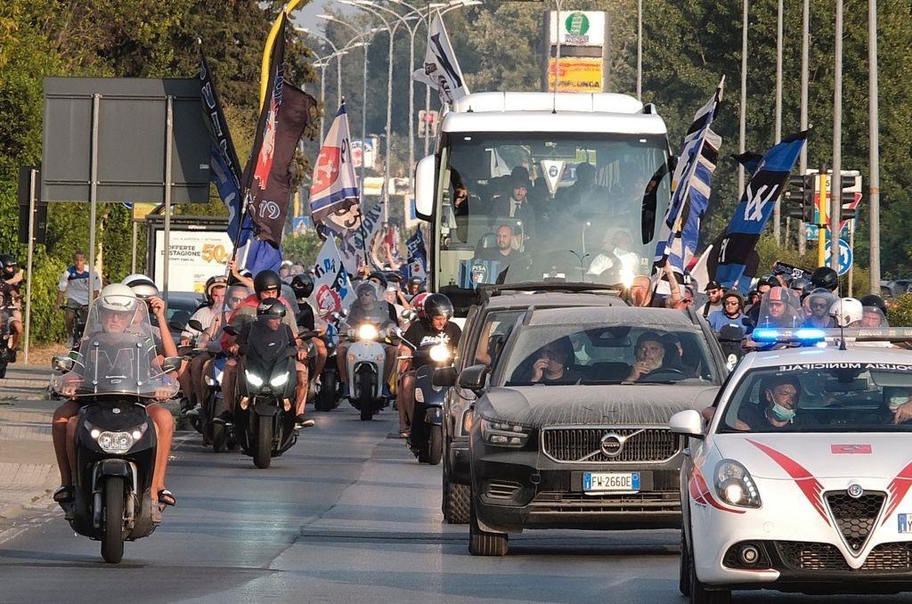 Pisa, migliaia di tifosi scortano la squadra dall'albergo all'Arena