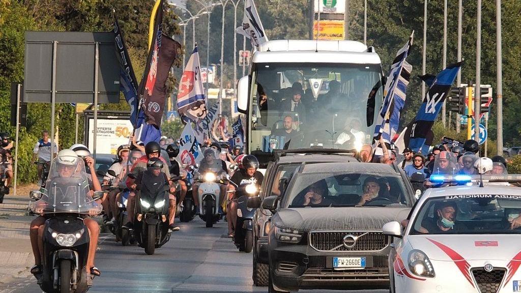 Pisa, migliaia di tifosi scortano la squadra dall'albergo all'Arena