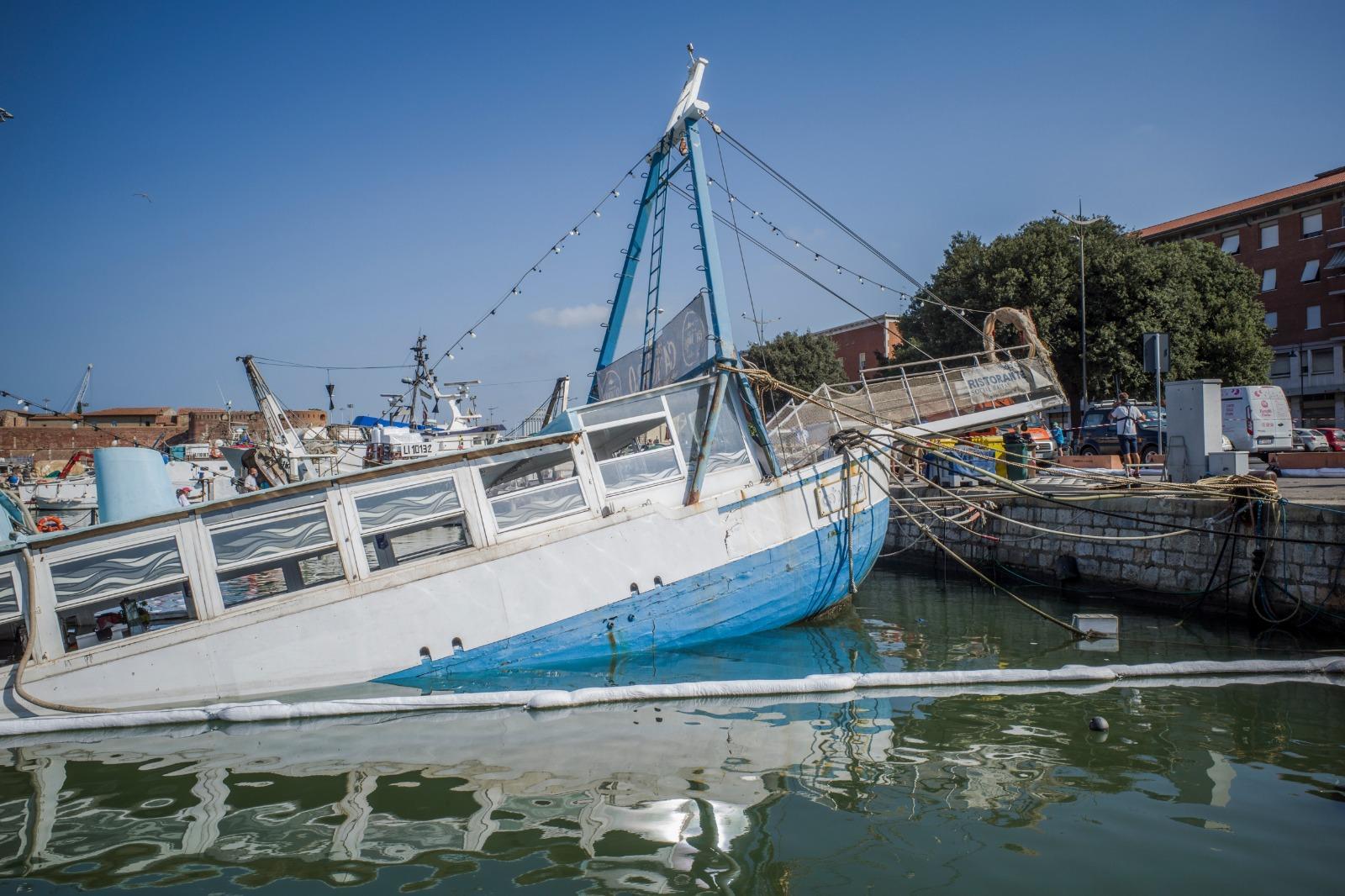 La barca affondata (foto Daniele Stefanini/Silvi)