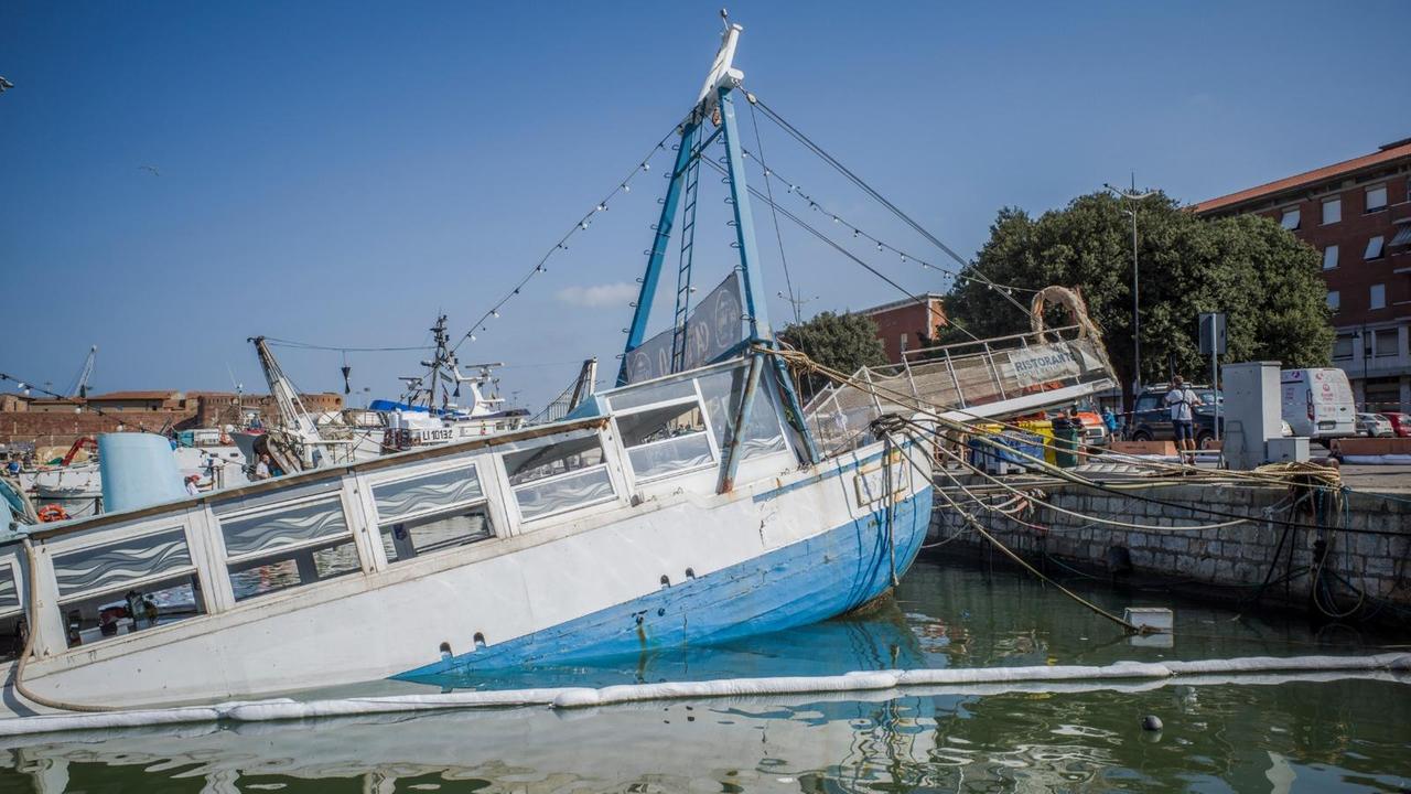 La barca affondata (foto Daniele Stefanini/Silvi)
