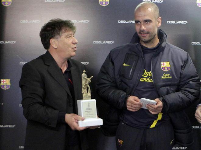 Per premiare Pep Guardiola volano fino a Barcellona