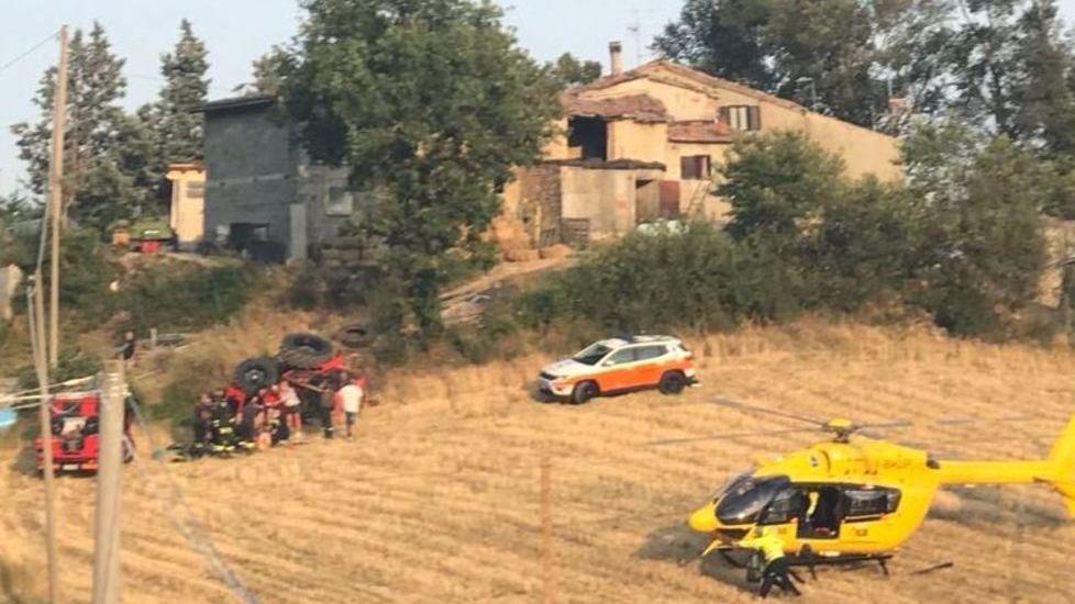 Pavullo. Il trattore scivola e si ribalta: 52enne schiacciata