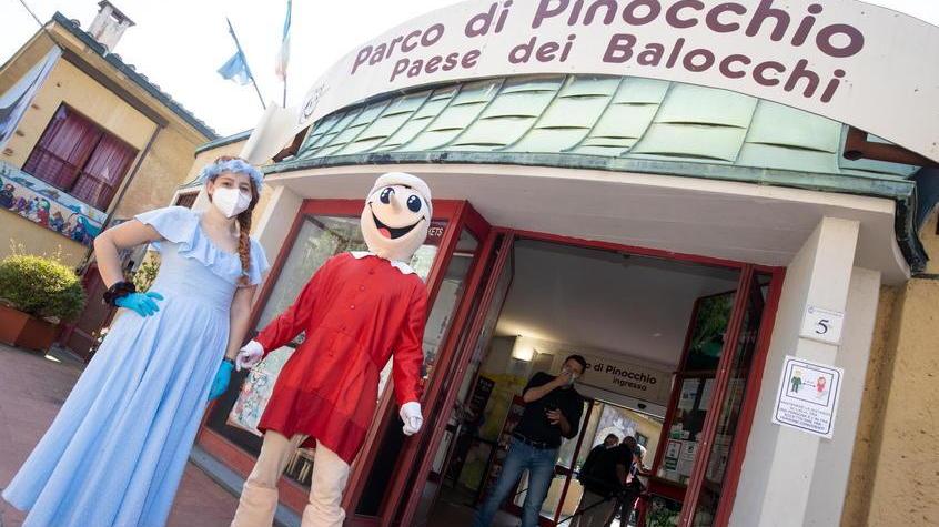Pinocchio e la Fata Turchina di fronte all’ingresso del Paese dei Balocchi a Collodi (Foto Nucci)