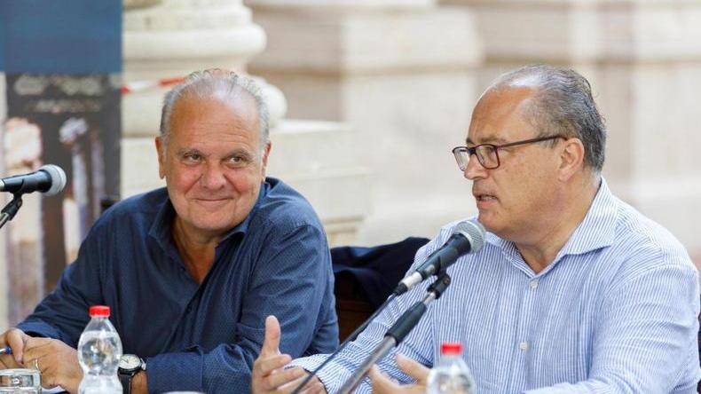 L’autore Mauro Mazza, a sinistra, intervistato dal direttore del Tirreno, Stefano Tamburini (Foto Nucci)