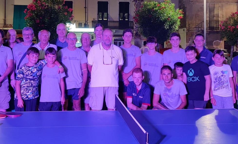 Il tennis tavolo è sotto le stelle Esibizione spettacolo in piazza