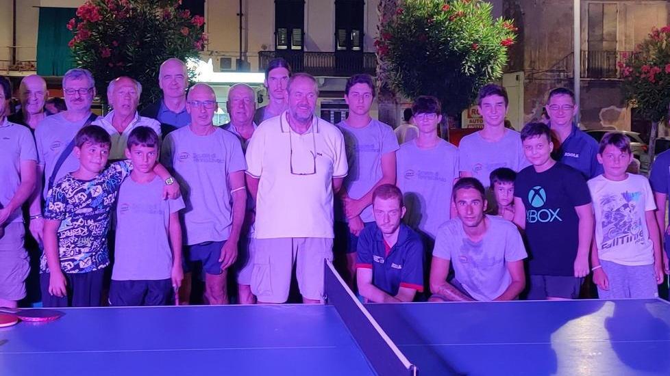 Il tennis tavolo è sotto le stelle Esibizione spettacolo in piazza