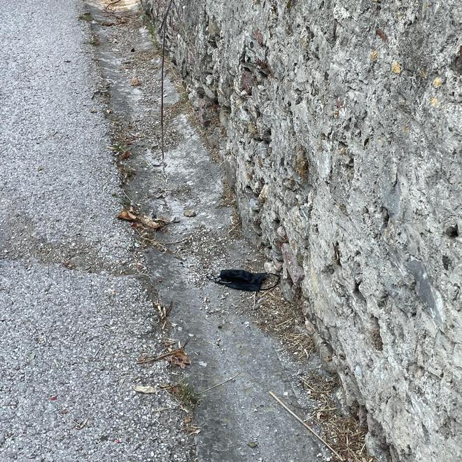 Mascherine abbandonate sulla strada per la Rocca