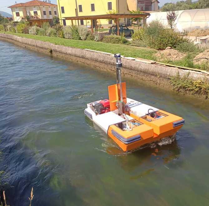 Un barchino contro le alghe nel condotto Funziona il prototipo dei concessionari 