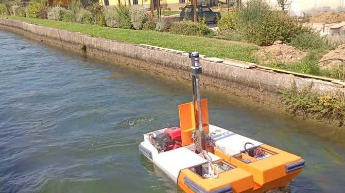 Un barchino contro le alghe nel condotto Funziona il prototipo dei concessionari