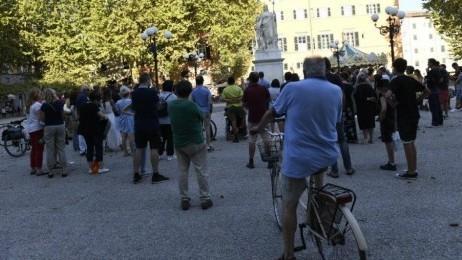 Cinquanta persone in piazza