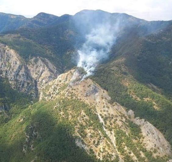 Bosco in fiamme al Balzo Nero In azione anche due elicotteri 