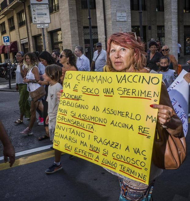 «Green pass illegale» In cento per dire no all’obbligo di vaccino 