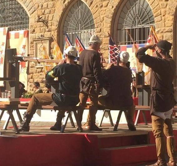 I Ludus oggi in piazza dei Priori I balestrieri lanciano la sfida