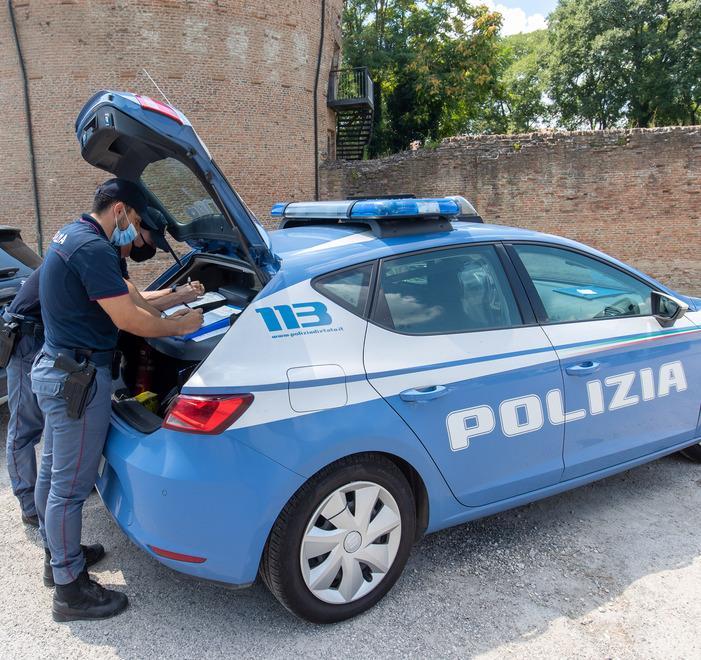 Ferma i banditi entrati dal vicino ma loro gli mostrano una pistola