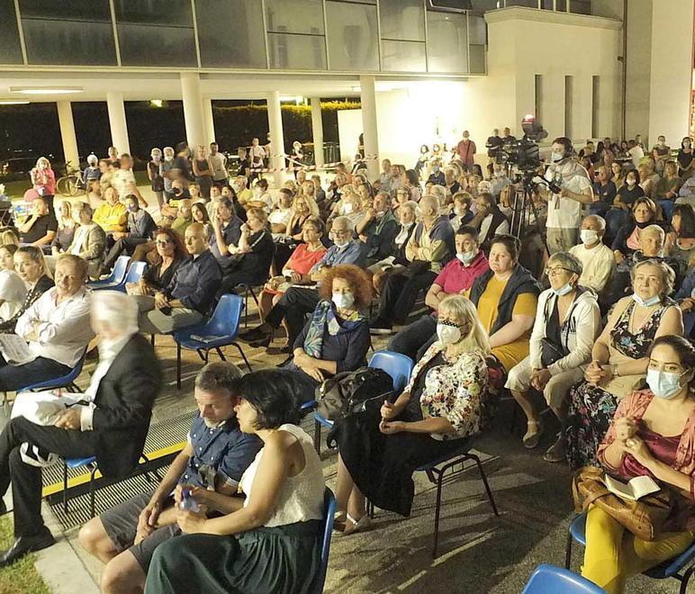 De Sio regina del litorale, ovazione del pubblico per il Premio alla carriera 