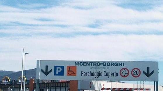 Malore per la commessa dopo il furto in negozio