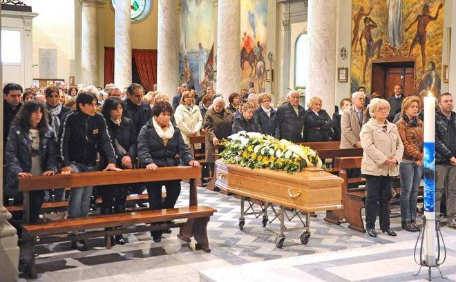 In tanti per l’addio a Venturi gemita Santa Maria Assunta