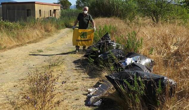 Scarti tessili, ingombranti e anche rifiuti pericolosi abbandonati a Quarrata 