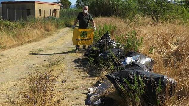Scarti tessili, ingombranti e anche rifiuti pericolosi abbandonati a Quarrata