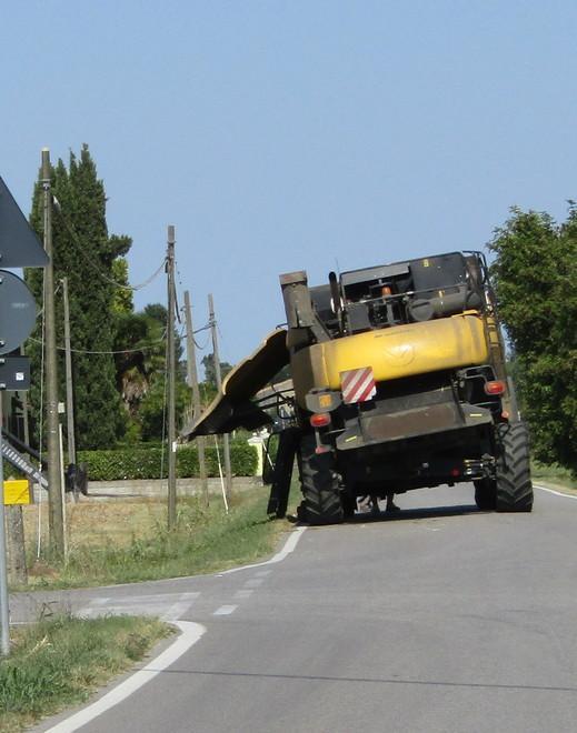 Mietitrebbia in panne blocca via Tortiola Traffico deviato e disagi 