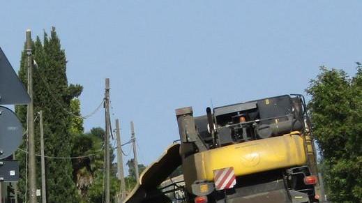 Mietitrebbia in panne blocca via Tortiola Traffico deviato e disagi