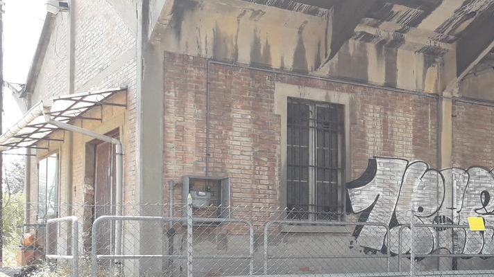 Atti dell’Ufficio Affissioni spuntano alla Stazione Piccola