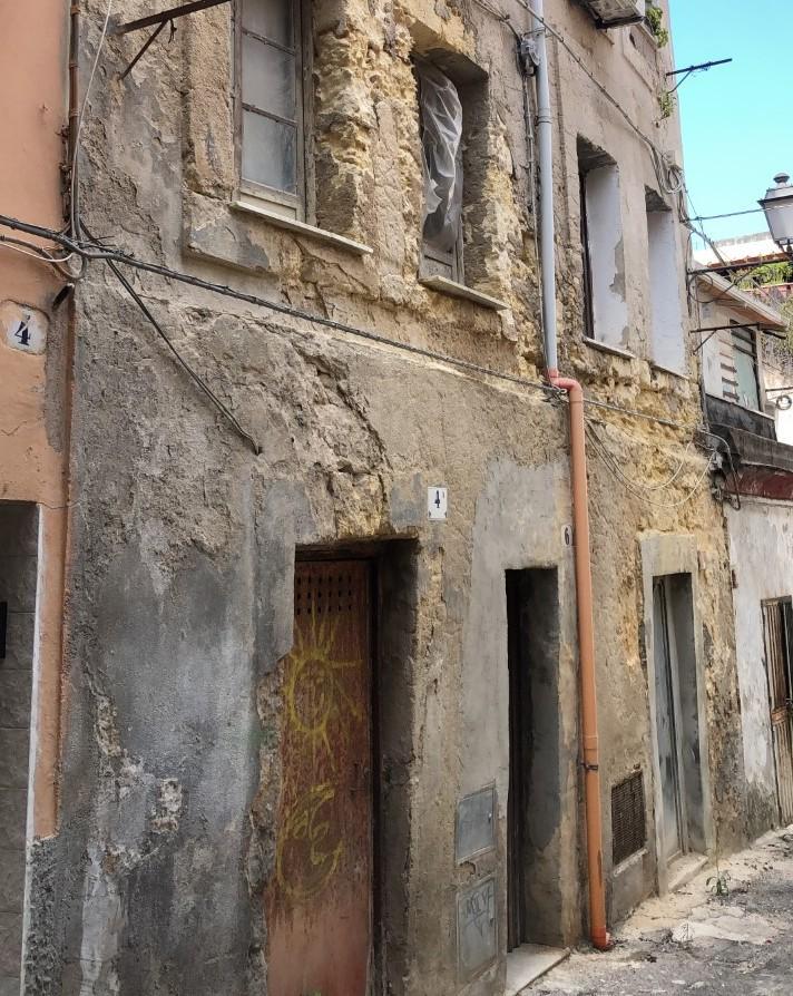 Accolta in un albergo la famiglia salva dopo il crollo del solaio
