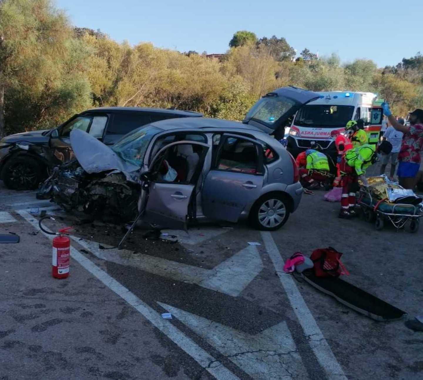Scontro tra due auto vicino a Cala Bitta 5 feriti, una è grave 