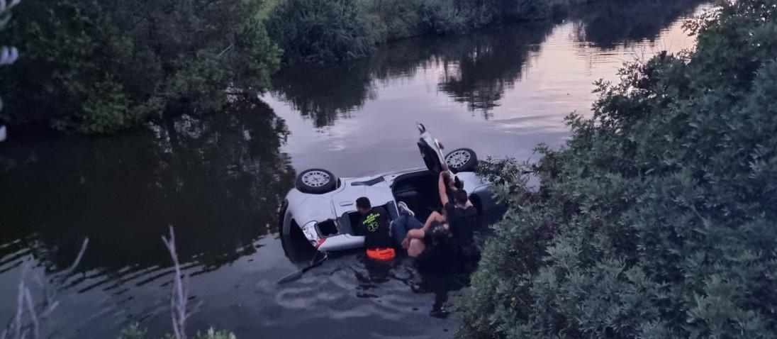 Con l’auto nel canale, paura per 5 giovani 