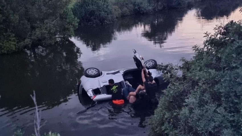 Con l’auto nel canale, paura per 5 giovani