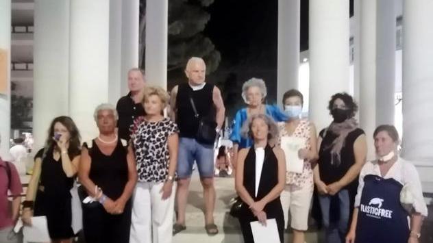 Lido Estensi, flash mob per i pini: «Sono di tutti, non vanno abbattuti»