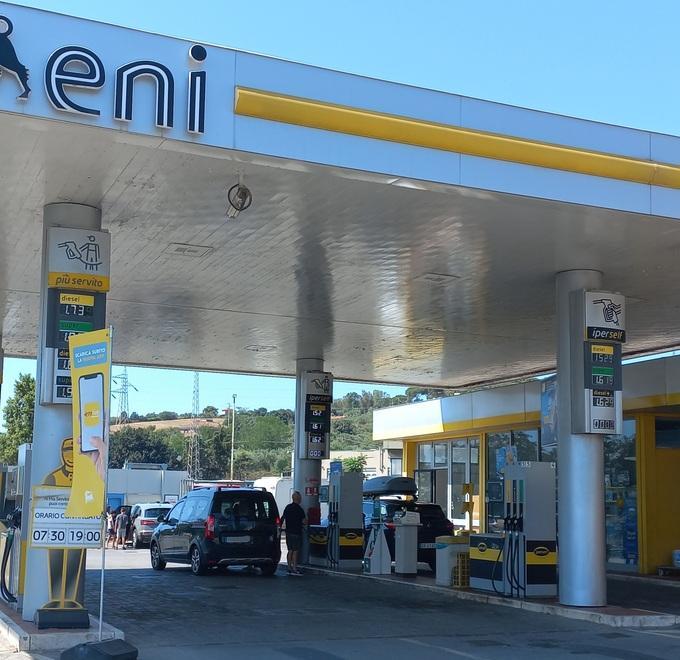 La stazione di servizio dell’Eni in viale Unità d’Italia