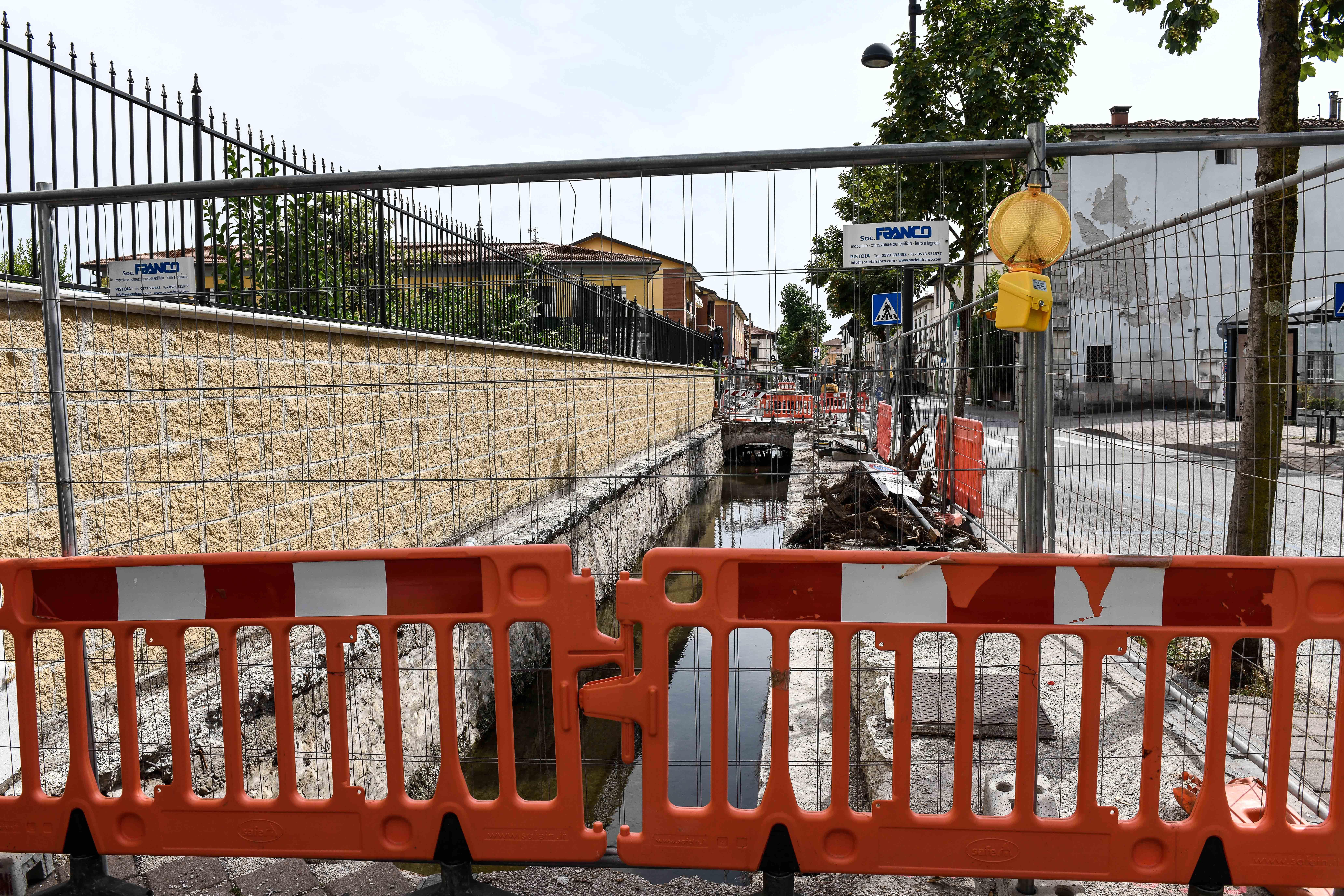 il cantiere in viale SanConcordio dopo il crollo della copertura del canale Benassai