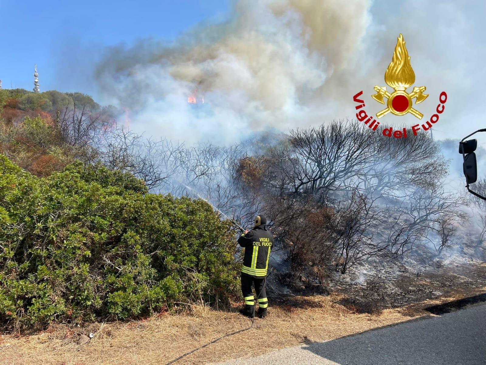 Olbia, incendio a Monte Plebi: in azione anche un Canadair e un elicottero
