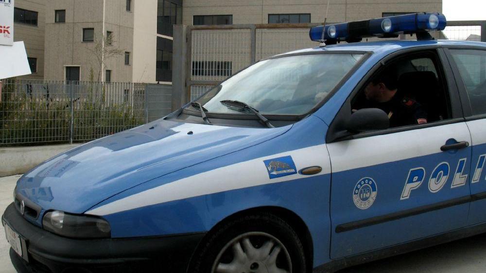 Picchia la compagna, si scaglia sui poliziotti e cerca di buttarsi dalle scale: arrestato a Cagliari