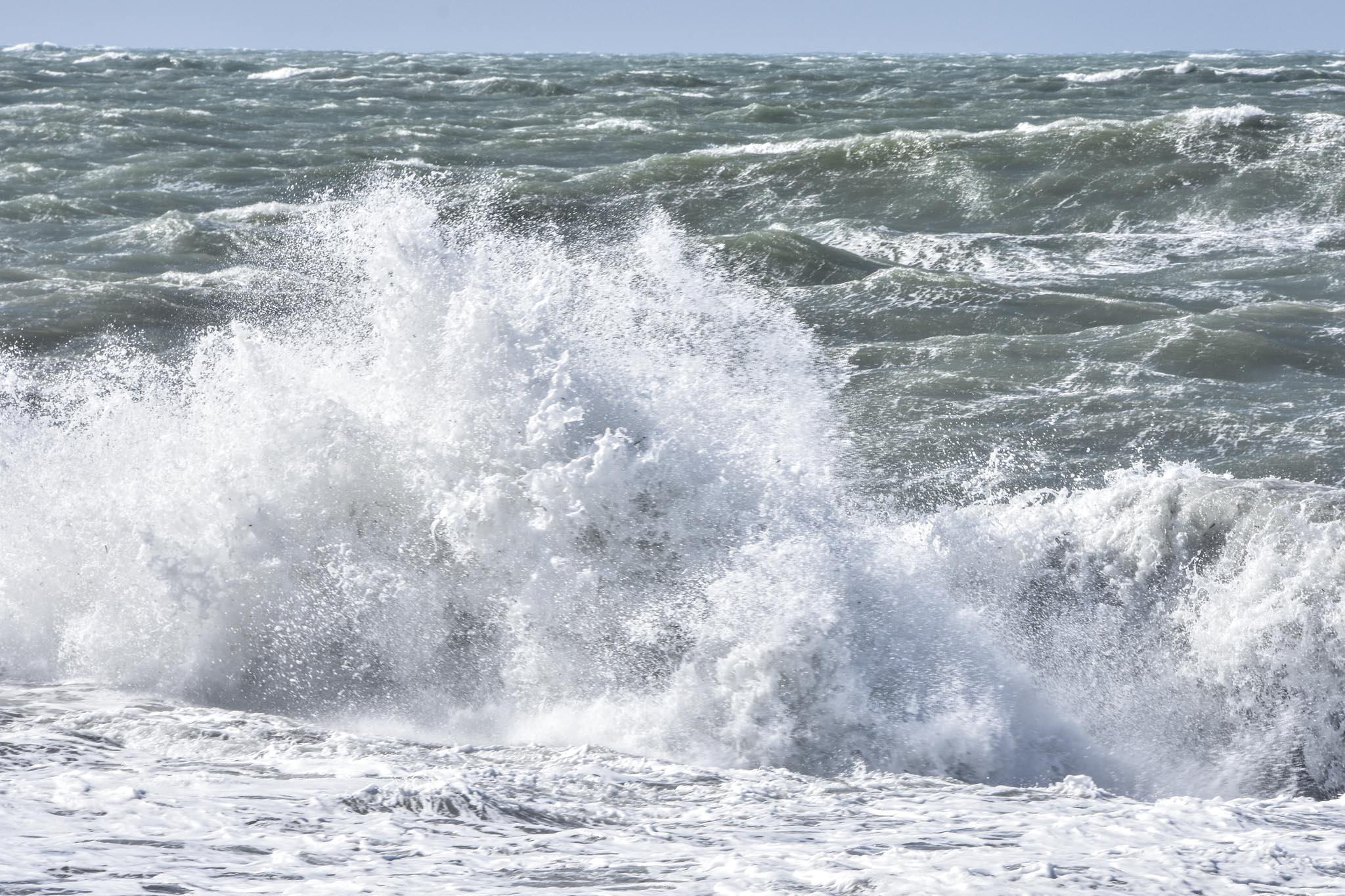 Meteo, allerta gialla regionale: vento di burrasca e forti  temporali sulla costa
